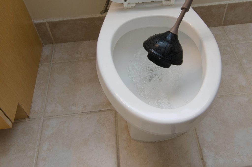 how-to-correctly-use-a-plunger-toilets-all-ways-drains